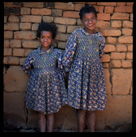 05-roll_1408__sisters_same_dress_001